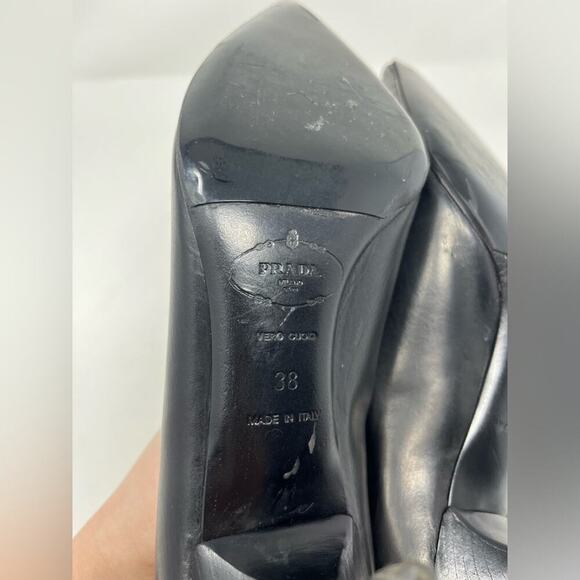 Prada Triangle Logo Black Leather Pumps Pointed TOE Kitten Heel size 38 EU 8 US - Picture 7 of 7